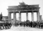 ИС-2 у Бранденбургских ворот. Берлин 1945 г..jpg