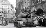 Советские ИС-2 на улицах Праги. Май 1945 г..jpg