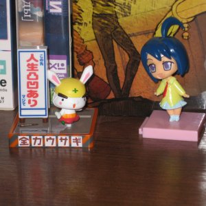 кролик из Zenryoku Usagi, откуда вторая фигурка вообще не знаю.
Халявный довесок от  Nodanoshi.