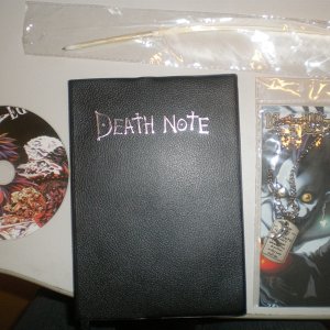 Набор по Death Note
1) тетрадь (копия)
2) диск с треками (ко мне дошел битым) :(
3) перо "шариковое" :)
4) висюлька :) (не знаю как еще назв
