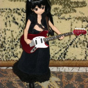 Кукла Nakano Azusa (K-ON!)
Украла часть одежды у Холочки ;)