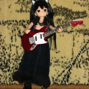 Кукла Nakano Azusa (K-ON!)
Украла часть одежды у Холочки ;)