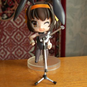 Nendoroid Сузумии Харуки в костюме зайчика (ну и некуда без гитары)