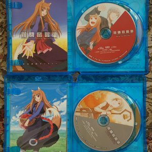 Spice and Wolf (Okami to Koshinryo) Blu-ray Disc Box [Limited] 
в коробочке по 2 диска, неожиданно на самом деле...обычно каждый диск в своей коробочк